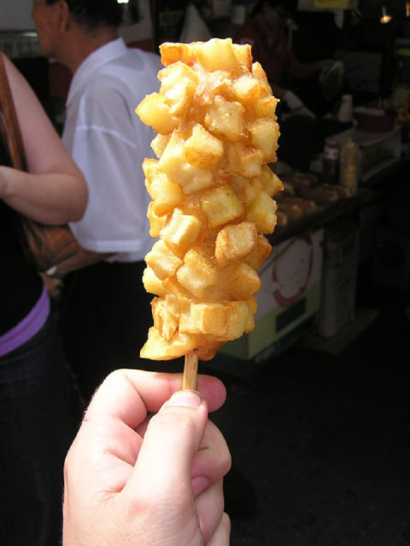 Bratwurst mit Pommes – am Stiel